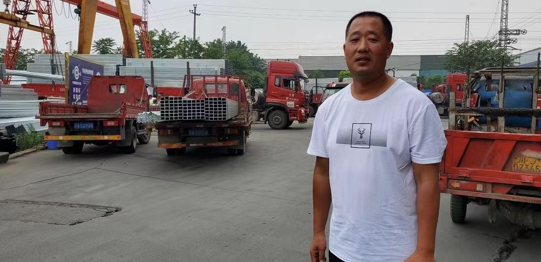 第一个冲上成都三环拉门救人的“黑衣哥”：20多人仗义出手，货车爆燃前救出被困司机