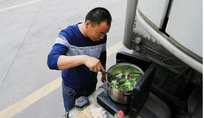 货车司机缺口达1000万，这份高收入工作，年轻人为何不愿意干？