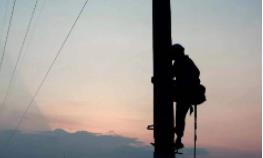 货车撞损电力线路 眉山供电公司火速抢修护清凉