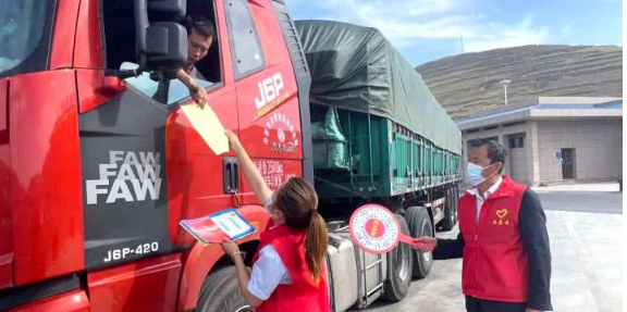 货车在服务区丢油丢货真没法解决吗？这两省的做法该全国推广！