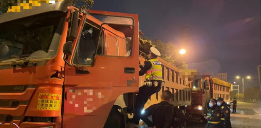 闯红灯、违反禁令标志.......成都交警公布一批大货车违法典型案例