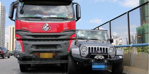 国道互相别车 结果货车司机被立案调查