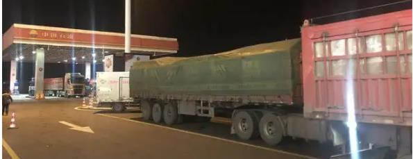 货车司机：“高速服务区夜间停车难，车位不够用怎么办？”交通部回应了