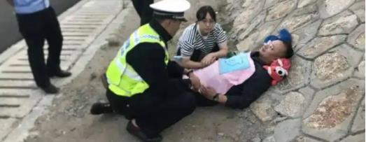 暖心帧丨货车司机高速上突发脑梗，交警紧急救援