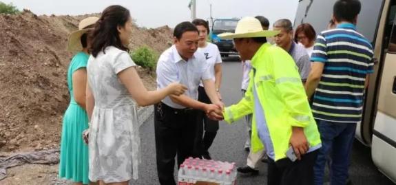 炎炎夏日送清凉 情真意切暖人心 四川省市县三级联动慰问货车司机