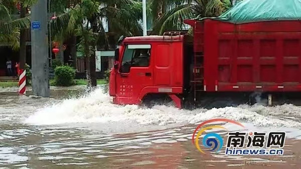 暖心！台风致三亚道路积水严重 货车司机免费接送市民