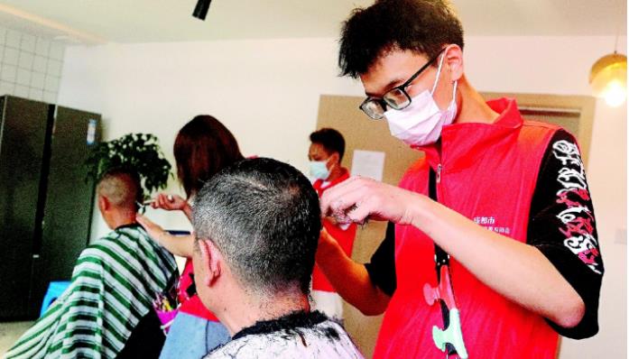 成都市青白江区：爱心义剪服务货车司机