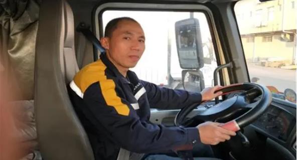 疫情当前，请珍惜每一辆疾驰而过的大货车，善待货车司机，让物流“畅”起来。