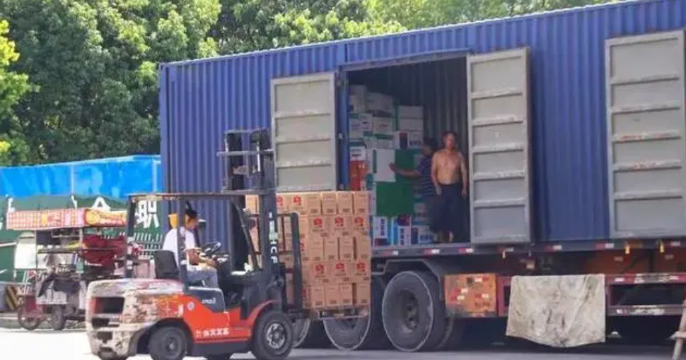 货车司机从业现状：月收入不足1万！胃病、高血压职业病缠身