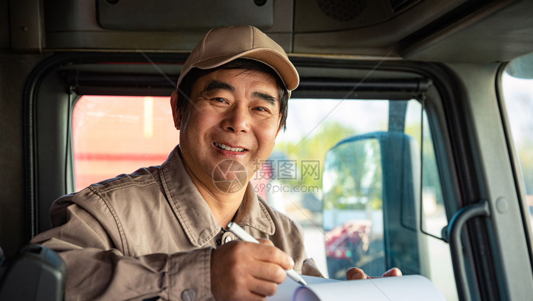 权威报告发布！中国货车司机正在老去：82%超过35岁，月均纯收入上万的占比仅20%出头