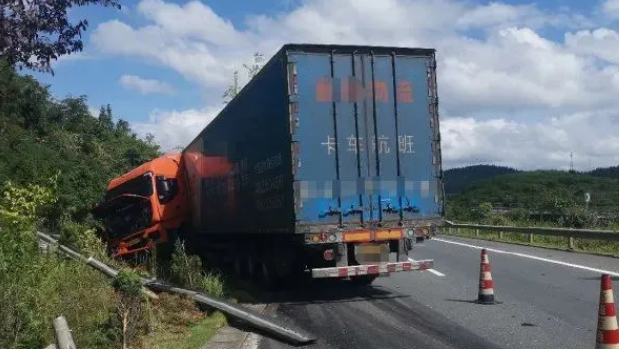 高速公路倒车酿事故 判决倒车司机担主责