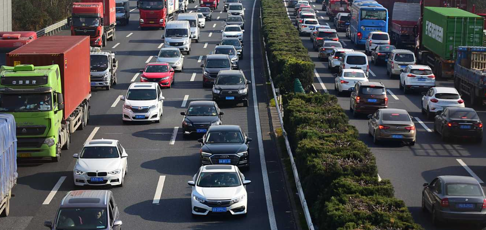 截至6月底全国机动车保有量达4.4亿辆