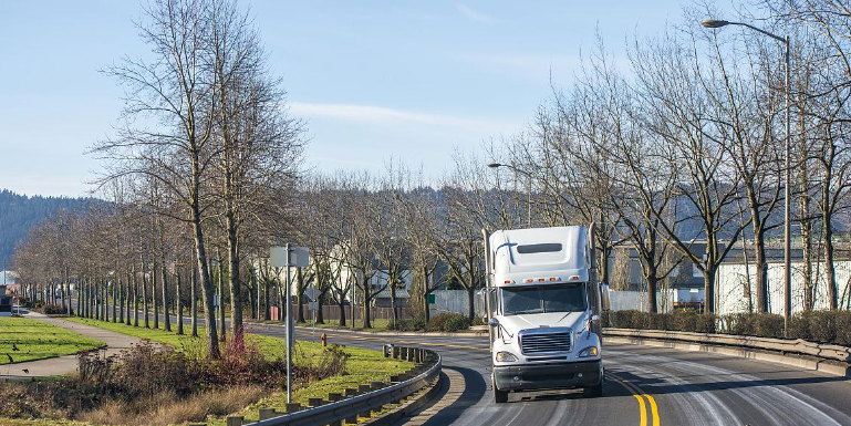 大货车右转需停住！观察、让行，要记住！