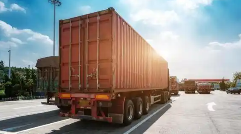 深夜高速上的生死抉择：长铁架横亘车道，货车司机冒险截停车流化解危机