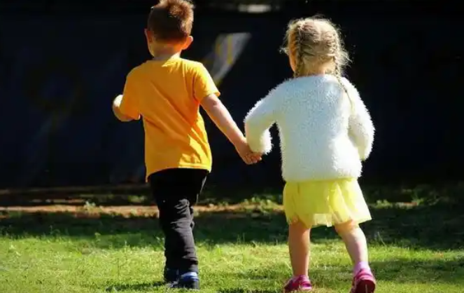 “长幼随学”“绑定摇号”，破解多子女家庭接送难题