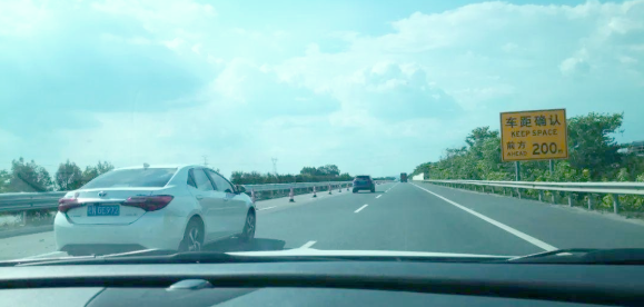 赔偿152万元！乘客开门致人重伤，司机全责！